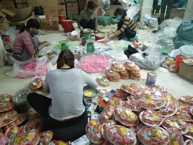 Hàng ngàn hộp bánh, mứt bị thu giữ vì không đảm bảo an toàn