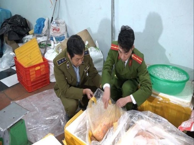 Bắt giữ hàng trăm ký vịt không đảm bảo chuẩn bị vào nhà hàng