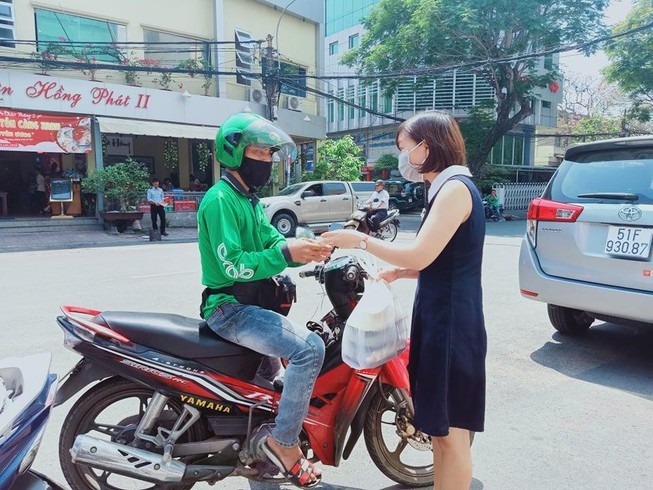 Mua đồ ăn online có lây nhiễm COVID-19?