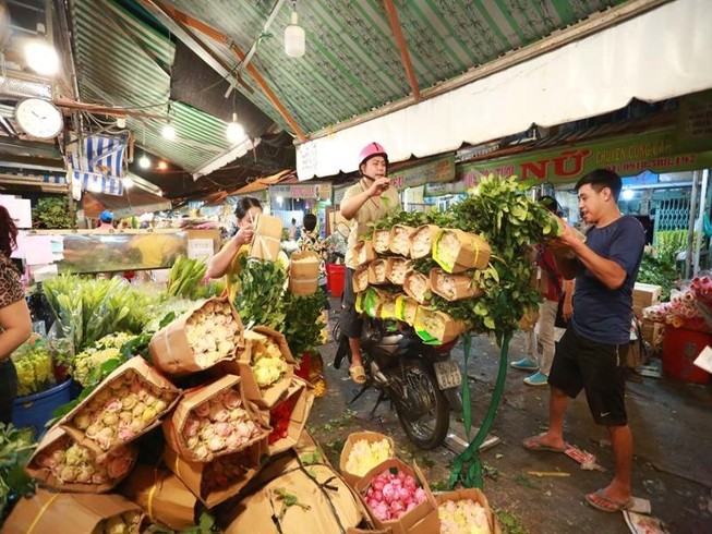 Tấp nập chợ hoa sỉ ngày 8-3