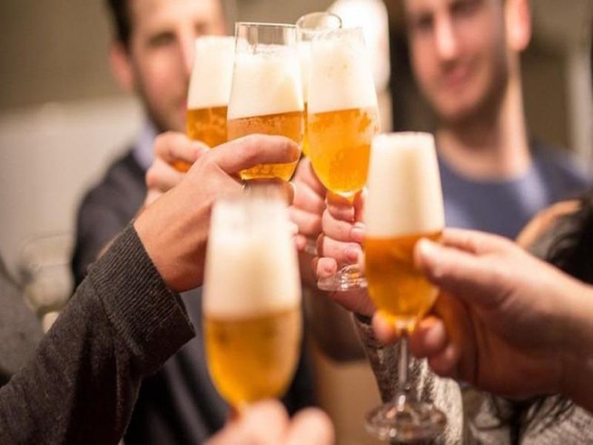 Uống rượu, bia không có khả năng chống COVID-19