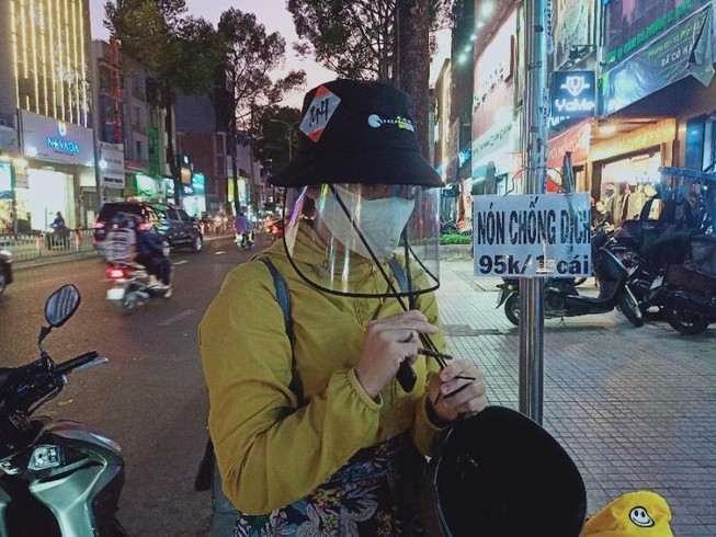 'Sốt' mũ có kính bảo hộ phòng dịch COVID-19