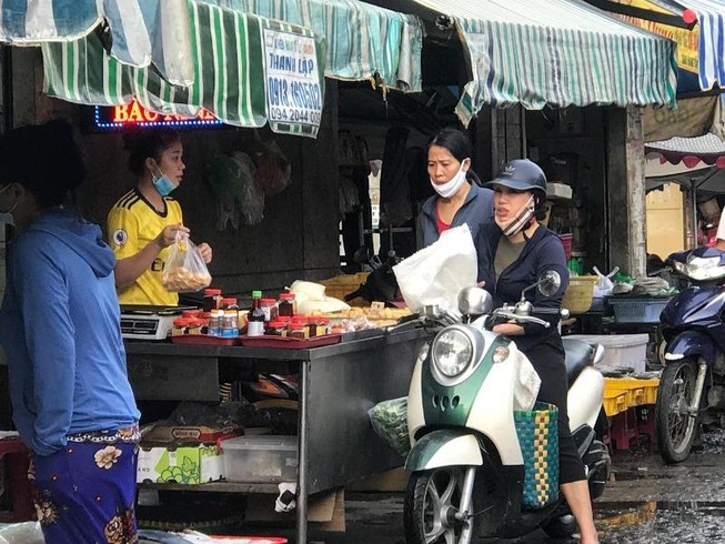 Nhiều người không đeo khẩu trang khi đi chợ