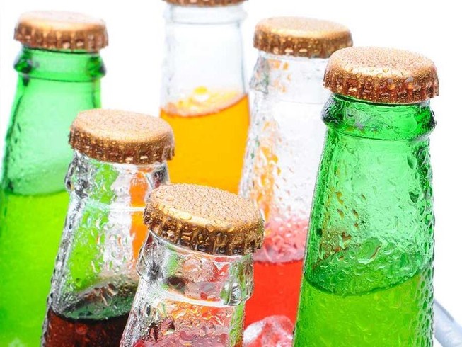 Vì sao uống bia, nước ngọt chỉ làm cơ thể thêm thiếu nước?