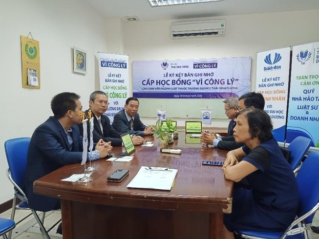 CLB Doanh nhân Khánh Hòa - Sài Gòn trao học bổng cho sinh viên