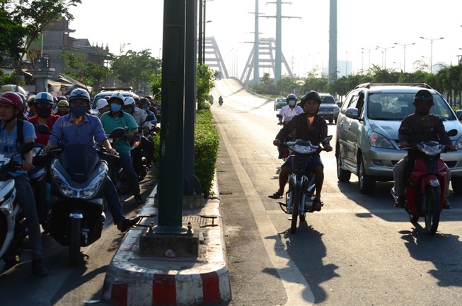 Xe máy được chạy vào làn ô tô trên đường Phạm Văn Đồng