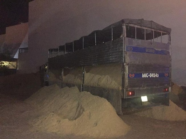 Xúc cát xuống xe để ứng phó thanh tra giao thông