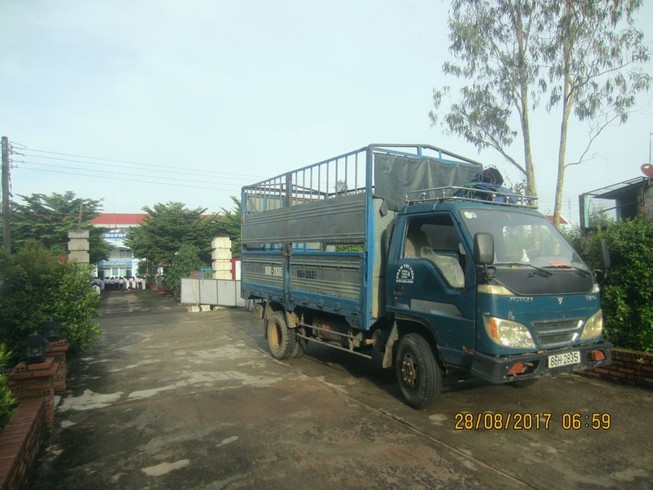 Kiểm tra bảng tên trường bị xe tải kéo rơi