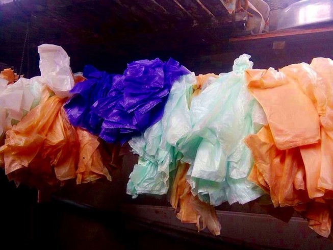 Nhiều kiện hàng lạ trôi dạt vào đảo Phú Quý