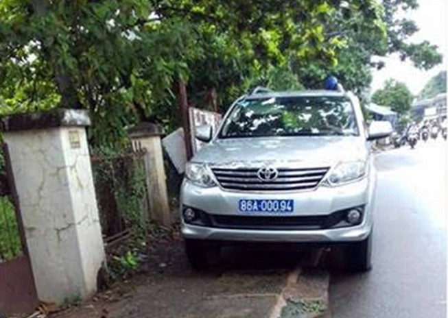 Bình Thuận thông tin về xe cảnh sát đỗ bên đường
