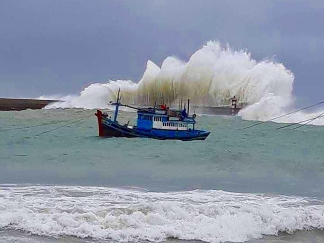 Nước dâng, sóng lớn ở huyện đảo Phú Quý, Phan Thiết đang mưa