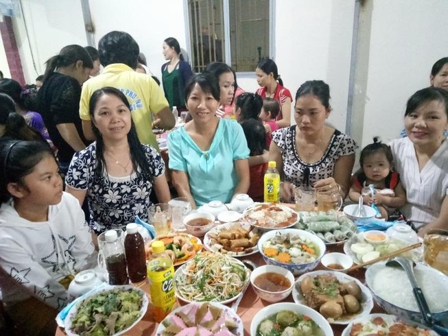 'Không về quê thì ở đây ăn Tết với cô chú!'