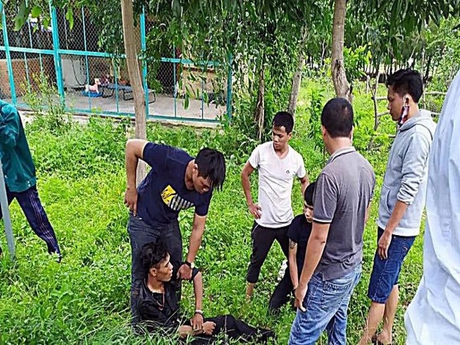 Bị phát hiện bán ma túy, rút kiếm chém cảnh sát