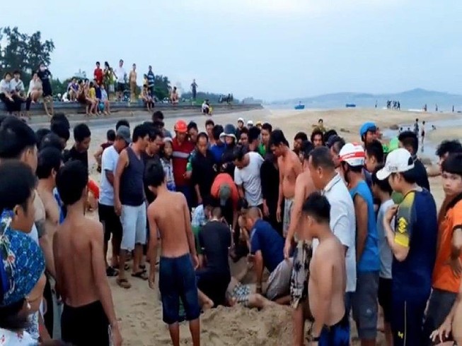 Thương tâm: 2 người chết đuối khi tắm biển do xoáy nước