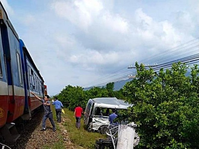 Tàu lửa tông xe trung chuyển khách 3 người thiệt mạng