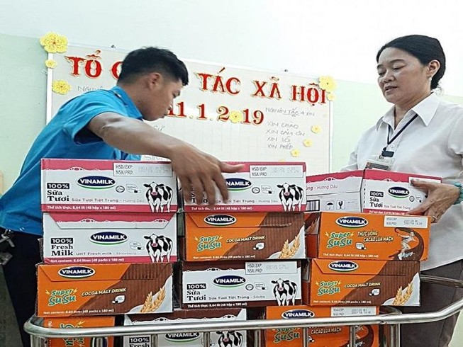 Bác sĩ tặng toàn bộ sữa bị “ăn chặn” cho bệnh nhân nghèo