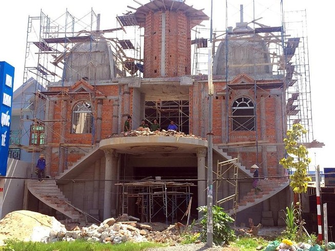 Mảng bê tông đổ sập, hai công nhân nhập viện cấp cứu