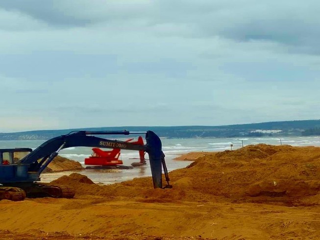 Múc nhiều hố sâu trên bờ biển để khai thác cát ở Bình Thuận