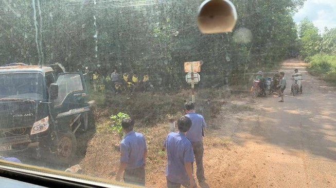 Tàu hỏa du lịch tông văng xe ben ở Bình Thuận