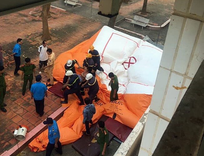 Bơm phao cứu hộ 'hứng' bệnh nhân nhảy lầu tự tử