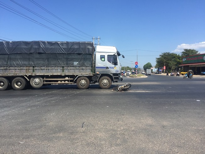 Bị truy đuổi, kẻ trộm bị xe tải tông trúng