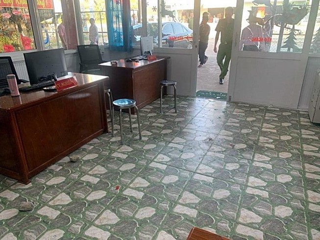 Văn phòng công chứng liên tục bị ném đá, tạt mắm tôm