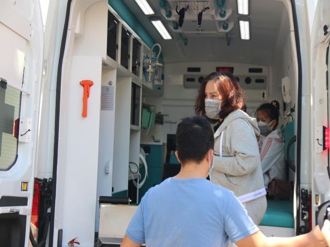 Bệnh nhân chữa khỏi COVID-19 xin ở lại bệnh viện với con trai