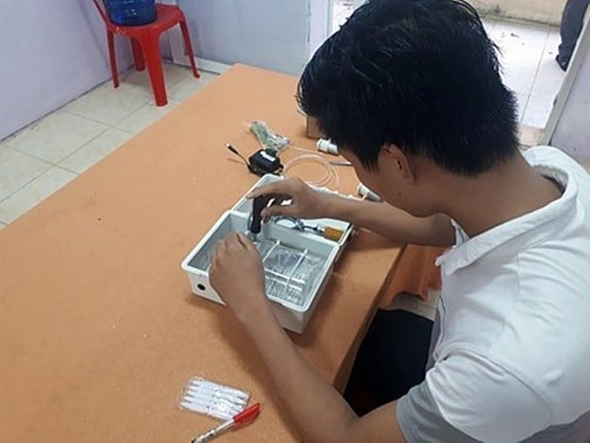 Bình Thuận: HS chế tạo máy rửa tay tự động chỉ 300.000 đồng