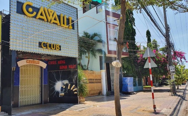 Truy sát trong bar, 1 người chết, 2 người bị thương