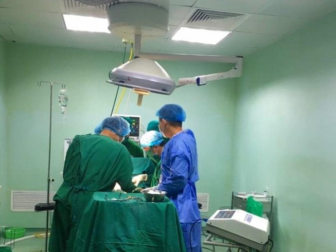 Lấy ra búi tóc gần nửa kg trong bụng bệnh nhi 10 tuổi