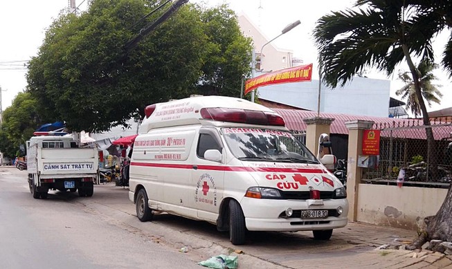 Xe cấp cứu hú còi đòi nợ, cả chung cư tưởng bị cách ly