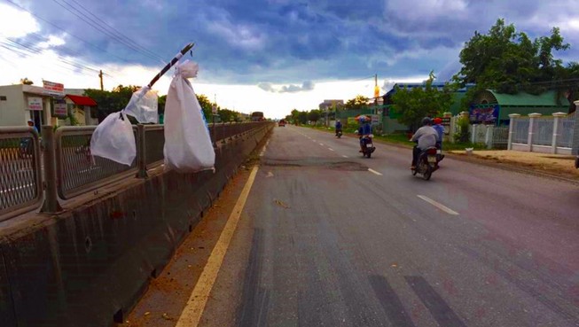 Kiểm tra khẩn 'biển báo' trên QL1 kỳ lạ nhất Việt Nam
