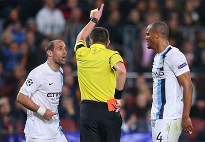 Trọng tài sai nhưng cầu thủ Man City cũng không đúng