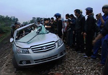 Tàu hỏa đâm ôtô, 2 lãnh đạo công an tử vong