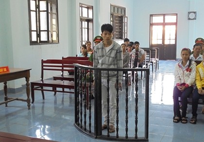 Tông xe vào hai học sinh vì chạy trốn công an
