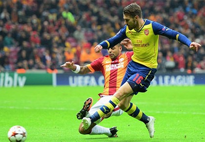 Arsenal thắng đậm, nhưng vẫn nhì bảng