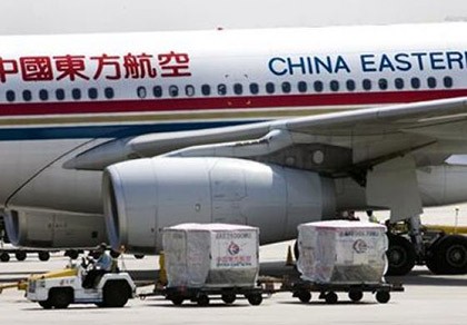 Hành khách mở cửa thoát hiểm máy bay để phản đối… hoãn bay