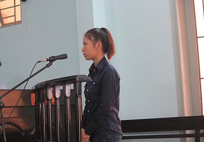 Thiếu nữ rạch mặt bạn gái để 'dằn mặt'