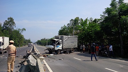 Xe tải tự gây tai nạn nghiêm trọng, đâm 'bay' dải phân cách