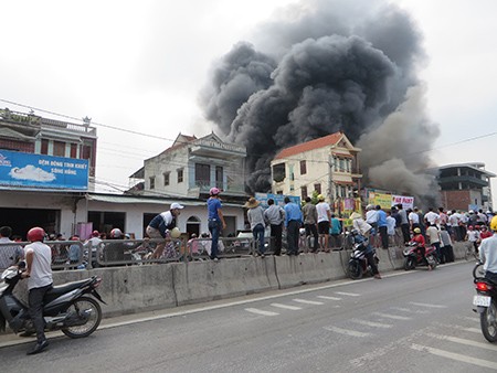 Hỏa hoạn thiêu rụi ba ngôi nhà gần chợ