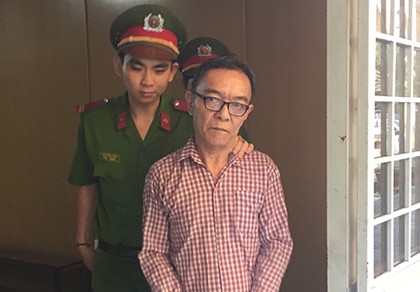 Vì chuyện người ta, hai ông già một bị thương nặng, một vào tù