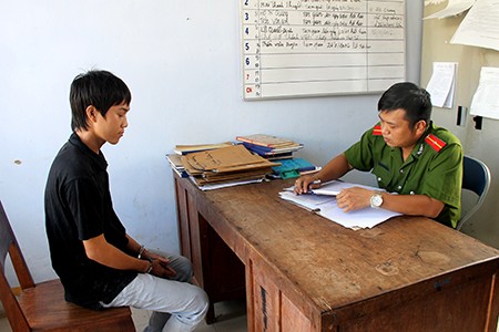 Dùng dao kề cổ phụ nữ cướp tài sản giữa ban ngày