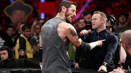 Bị xúc phạm, Rooney thẳng tay tát ngôi sao đô vật WWE