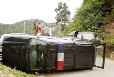 Xe cảnh sát bị lật, một nghi phạm trốn thoát