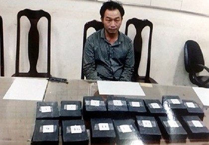 Giấu 18 bánh heroin trong cốp xe máy