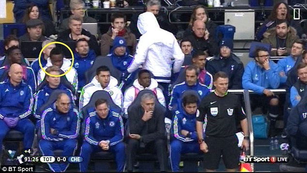 Costa ném áo vào Mourinho, Mikel cười bí hiểm