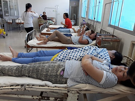 Thức ăn có vị lạ, nhiều công nhân nhập viện