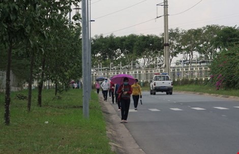 Công đoàn KCX-KCN TP.HCM thăm công nhân bị đâm kim tiêm vào ngực
