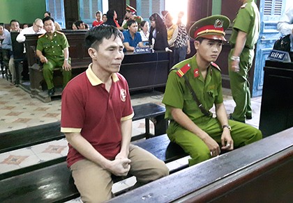 Nghi vợ con bị yểm bùa, đệ tử đổ xăng đốt thầy lang 88 tuổi