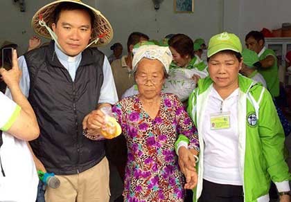 Vị linh mục hát vì người nghèo